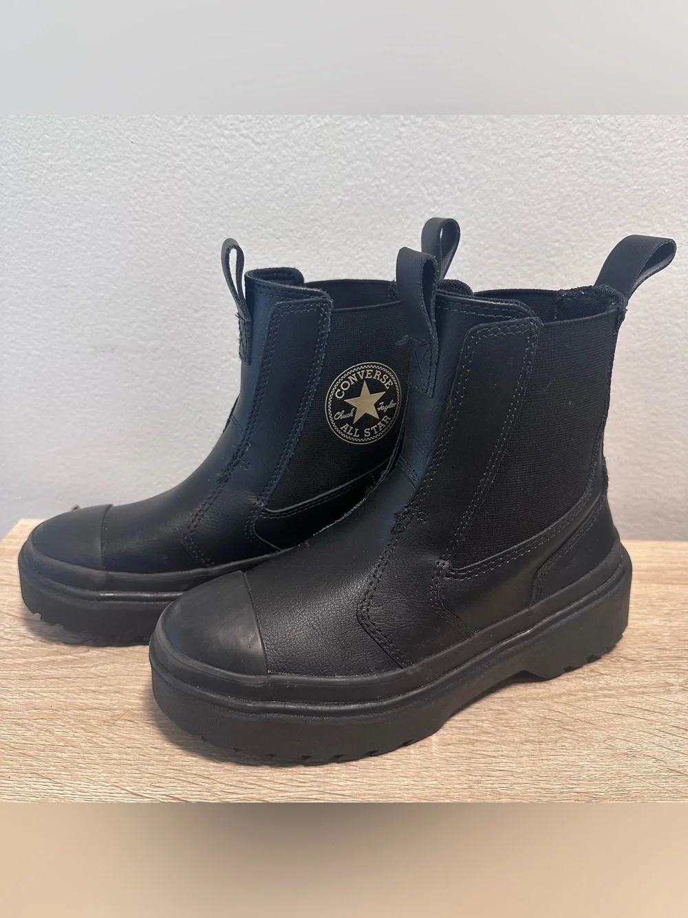 Kids converse boots size 1